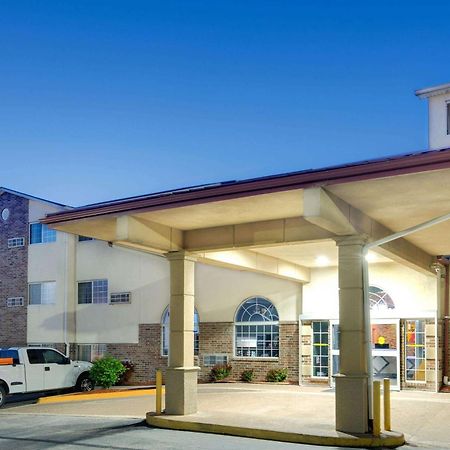 Super 8 By Wyndham Kansas City Zewnętrze zdjęcie